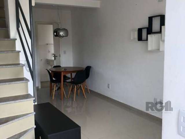 Excelente casa em condomínio com 02 dormitórios, banheiro social, living para 2 ambientes, lavabo, cozinha planejada, com fogão, geladeira e mesa de jantar,  ar condicionado novos nos dois dormitórios