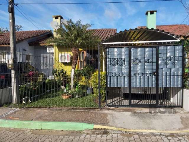 Ótima Casa na Rua Capitão Pedroso, Condomínio seguro, bem localizado, parada de ônibus e lotação bem em frente. Com 2 dormitórios, amplo living com lareira, banheiro social, área de serviço e garagem 