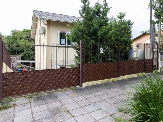 Essa família foi a primeira a morar nessa casa. Ali tem muitas histórias. As árvores foram eles que plantaram, o Garden foi pensado para receber os amigos, a garagem tem cobertura para os carros não f