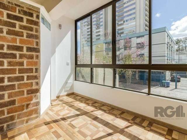 Apartamento à venda localizado na Rua Comendador Rodolfo Gomes, no bairro Menino Deus em Porto Alegre. Este imóvel conta com área construída de 135m², oferecendo 4 quartos, sendo 4 suítes, 1 banheiro 