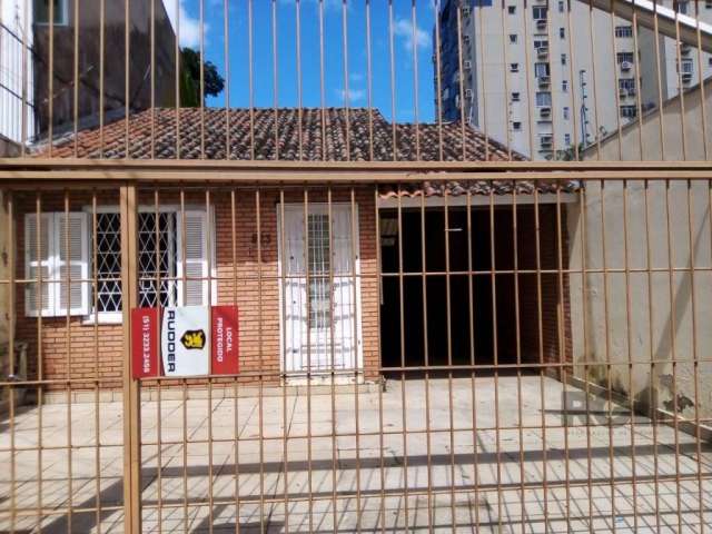 CASA  NO BAIRRO INDEPENDÊNCIA EM PORTO ALEGRE - RS . Excelente oportunidade. Casa térrea em alvenaria,  sala ampla, piso em madeira, copa/cozinha, 2 banheiros, aberturas em bom estado de conservação, 