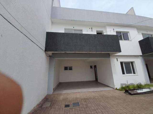 Casa em condomínio fechado, localizada na Rua Coronel Timóteo, bairro Camaquã em Porto Alegre. Com área privativa de 236.96m² e área total de 282.48m², essa casa conta com 3 quartos, sendo 1 suíte, 3 