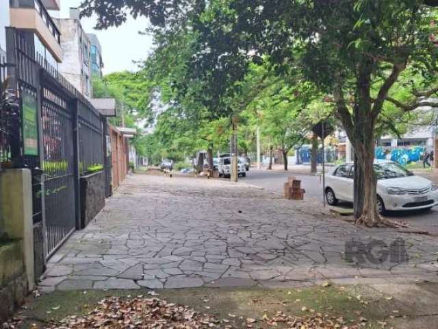 TERRENO  419M² A VENDA NO BAIRRO PETROPOLIS - POA RS   &lt;BR&gt;   &lt;BR&gt;&lt;BR&gt;Terreno  medindo 6,60 de frente por 63.50 da frente ao fundo , gradeado  em rua pavimentada  próximo de principa