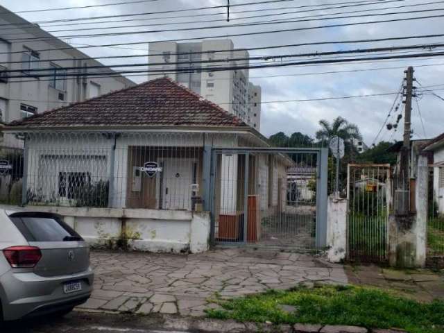 CASA ANTIGA DE  CONSTRUÇÃO  MUITA SOLIDA, PRECISA DE MODERNIZAÇÃO .&lt;BR&gt;&lt;BR&gt;LOCALIZADA JUNTO ANTIGO ESTÁDIO DO GRÊMIO NA AZENHA,&lt;BR&gt; REGIÃO QUE SERÁ VALORIZADA COM O NOVO EMPREENDIMEN