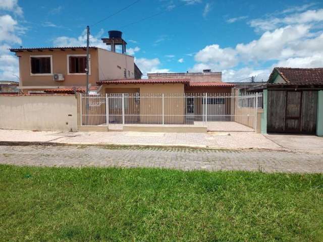 Linda casa no bairro Restinga, com 3 dormitórios, amplo living, cozinha, banheiro social, pátio com 3 vagas de garagem, sendo uma coberta, telhado com madeiramento todo novo, manta térmica para preser