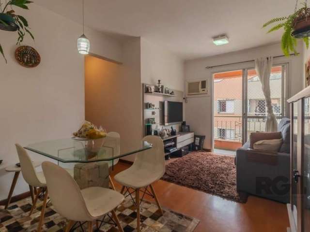 Apartamento semimobiliado de 58 m² privativos, decoração charmosa, boa iluminação, com dois dormitórios com armários planejados, cozinha planejada, living integrado, banheiro social e uma vaga de gara