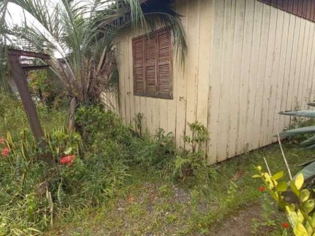 Terreno de 11 x 56 com casa de madeira de dois dormitório, sala, cozinha, lavanderia, área externa.&lt;BR&gt;Ótima localização em frente ao condomínio São Rafael ao lado do mercado Pezzi, na Estrada C