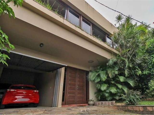 Localizada em um dos melhores bairros residenciais de Porto Alegre, esta casa possui um design contemporâneo, o que lhe confere um charme único e uma personalidade distinta, possui um grande potencial