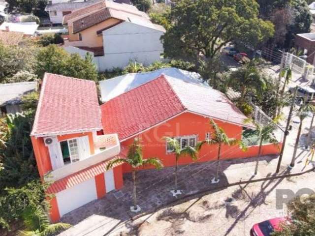 CASA À VENDA PRÓXIMO A  APAMECOR       &lt;BR&gt;&lt;BR&gt;Terreno com duas casas no pátio , podendo ser utilizada para locação e renda extra.&lt;BR&gt;&lt;BR&gt;A Casa principal, com uma ampla sala d