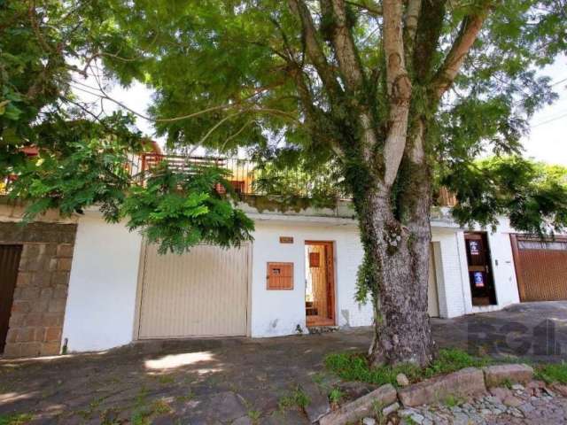 Casa com 3 quartos sendo um suíte, living para 2 ambientes, lareira, banheiro social e auxiliar, copa e cozinha , despensa e área de serviço. Terraço com pergolado e espaço para jardim, churrasqueira.