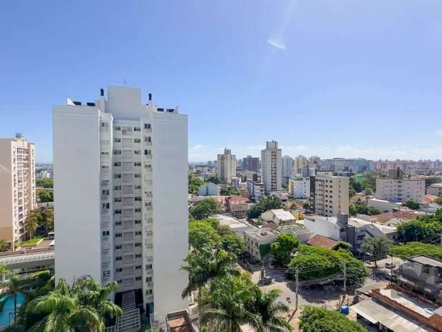 Apto de 3 dormitórios, sendo uma suíte. 3 dormitórios aberto para living estendido. Apartamento está semi-mobiliado. Apto com churrasqueira e 02 vagas de garagem simples e cobertas. Localizado no bair