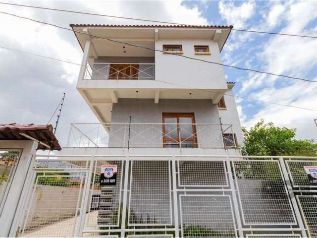 É com grande satisfação que apresentamos este imóvel localizado no bairro Nonoai, um espaço que combina conforto, elegância e praticidade. Este encantador imóvel oferece 3 dormitórios, sendo 1 suíte, 