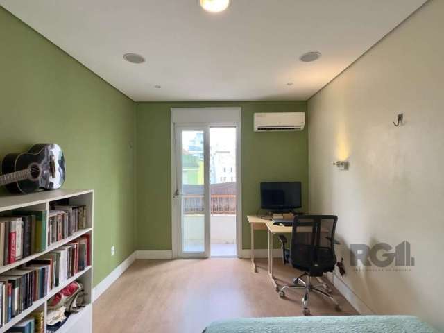 Apartamento de 80m², 3 dormitórios, sendo 1 com sacada, peças ampla, living para 2 ambientes, cozinha com copa, área de serviço separada, banheiro auxiliar e 1 banheiro social. Imóvel de frente, com o