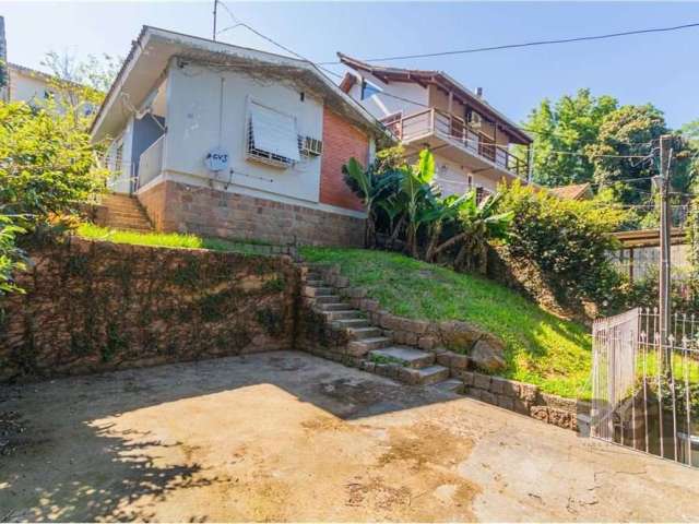 Bem-vindo a esta casa de 03 dormitórios, situada na região mais elevada do condomínio, oferecendo uma vista privilegiada e uma atmosfera única. Ao adentrar, você é recebido por uma espaçosa sala de es