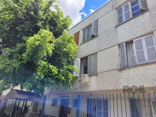 Apartamento 1 dormitório, frente, cozinha americana, bancada, armários de cozinha, wc reformado, área de serviço. Localizado perto de ' tudo', comércio, serviço, faculdade, escolas, praças, 