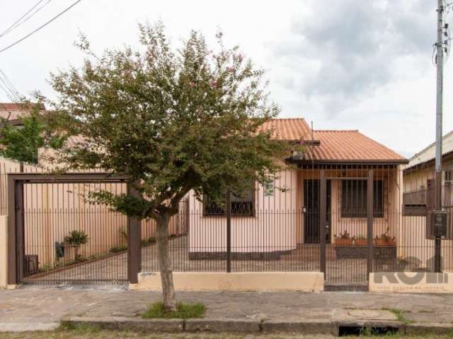 Casa térrea com área privativa de 86m² e área total de 475m², possui 3 dormitórios, sendo transformados em 2 (facilmente reversivel),  2 banheiro social, living para 2 ambientes, cozinha ampla e plane