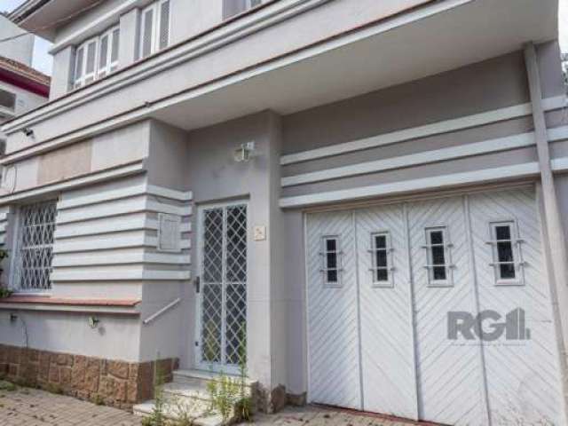 Apresentamos esta excelente casa com 207 m² privativos, perfeitamente localizada no bairro Moinhos De Vento. Com 3 dormitórios e 2 vagas de garagem, esta casa é a escolha perfeita para uso comercial o