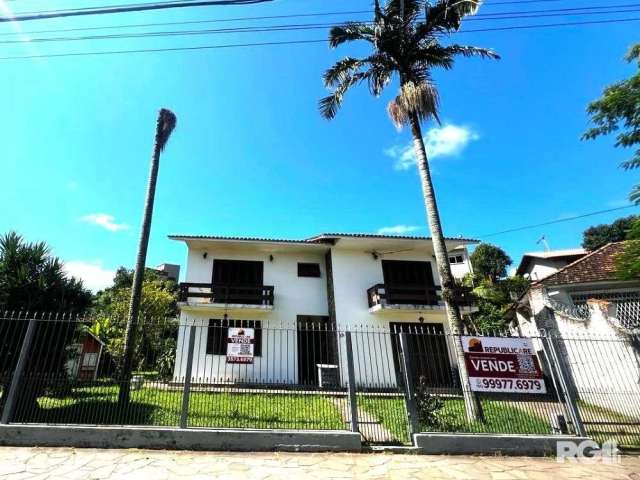 LINDA CASA NO BAIRRO JARDIM CARVALHO.&lt;BR&gt;&lt;BR&gt;Esta linda casa tem 351,60m2 de área construída em uma propriedade de 743m2, a casa conta com salão de festas com churrasqueira, sala de estar,