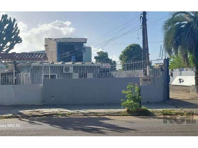 Casa 3 dormitórios, com edícula, no bairro Parenon. A 250m da 3ª Perimetral. Procurando Casa com um bom e generoso pátio? AQUI TEM!! VENHA CONHECER! Aqui morava uma família privilegiada que quer oport