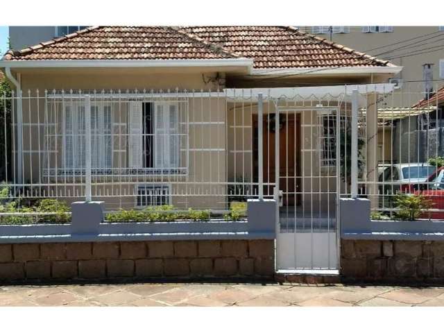 Se você procura uma moradia que una o charme clássico dos anos 50 com o conforto, esta é a oportunidade perfeita! Apresentamos esta casa térrea, localizada na rua Afonso Pena, um tesouro residencial n