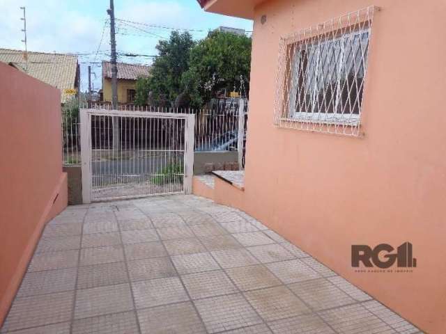 Casa localizada no bairro Vila Ipiranga, com 80 m². Imóvel dispõe de 2 dormitórios, sala de estar/jantar, cozinha, banheiro social , área de serviço e pisos em cerâmica. Garagem para até 2 veículos. P