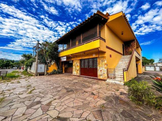 Casa de 4 dormitórios, 1 suíte, garagem fechada, churrasqueira, no bairro Cavalhada Porto Alegre/RS&lt;BR&gt;     &lt;BR&gt;Casa oferece um refúgio familiar repleto de comodidades e charme. Ao entrar,