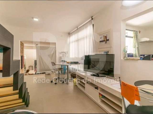 Vende  excelente casa residencial/Comercial no bairro Menino Deus, com 299 m² privativos. 4 pavimentos. No primeiro, garagens com 2 vagas. Mais 3 andares e 2 terraços, 5 dormitórios, sendo uma suíte, 