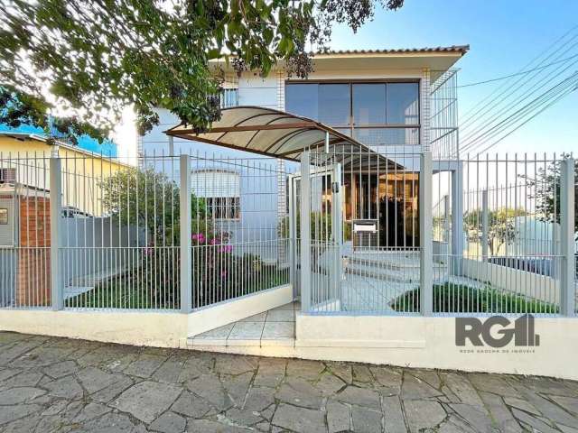 Casa com 3 dormitórios, 3 suítes, 4 vagas de garagem, no bairro Glória, Porto Alegre/RS&lt;BR&gt;&lt;BR&gt;Apresentamos uma oportunidade única para adquirir um sobrado extraordinário de dois pavimento