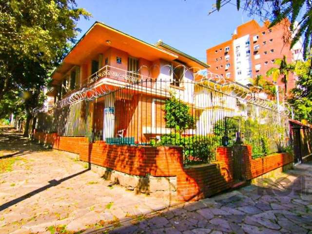 Na esquina da Dario Pederneiras com João Dutra, casa desocupada, serve para uso residencial ou comercial. Parte inferior: Hall de entrada, gabinete, 3 salas, lareira, lavabo, copa-cozinha, banheiro au