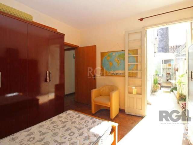 EXCLUSIVIDADE. Apartamento amplo de dois dormitórios, banheiro social, living para dois ambientes, copa cozinha, despensa, lavanderia, área lateral para jardim de inverno. O bairro São Geraldo é um ba