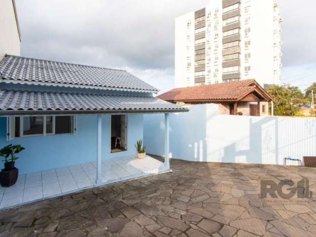 Ótima casa à venda na Avenida Eduardo Prado, no bairro Cavalhada em Porto Alegre. Com 128m² de área privativa e 2 dormitórios. Possui churrasqueira, sala tv , terraço e área de serviço. Localizada em 