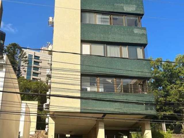 Apartamento de 91m2, semimobiliado, 1 suíte e 2 vagas no bairro Auxiliadora. Imóvel apresenta na área social: hall de entrada, living para dois ambientes sendo jantar com churrasqueira e estar com lar