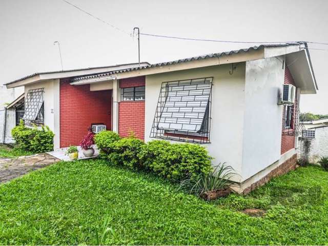 Esse imóvel é uma verdadeira alegria! Uma casa térrea espaçosa com 101m², perfeita para uma família. Com três dormitórios, sala de estar, cozinha, banheiro social e lavanderia, oferece todo o conforto