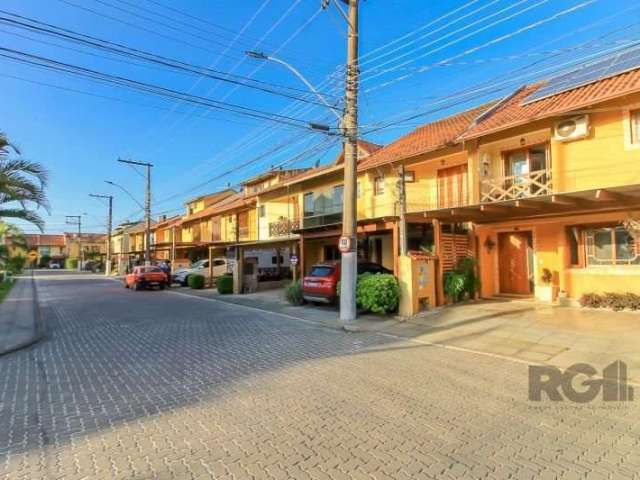 Casa em condomínio fechado, com 2 suítes, revestimento acústico no quarto, sacada frontal, casa modernizada e reformada, social amplo integrado (estar-jantar) churrasqueira, pátio com pergolado e font