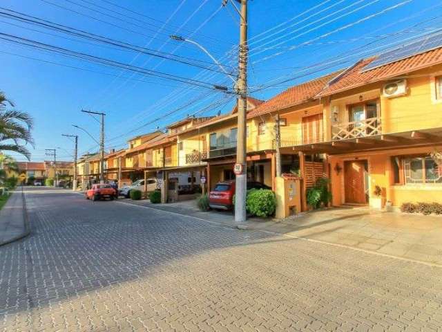 Casa em condomínio fechado, com 2 suítes, revestimento acústico no quarto, sacada frontal, casa modernizada e reformada, social amplo integrado (estar-jantar) churrasqueira, pátio com pergolado e font