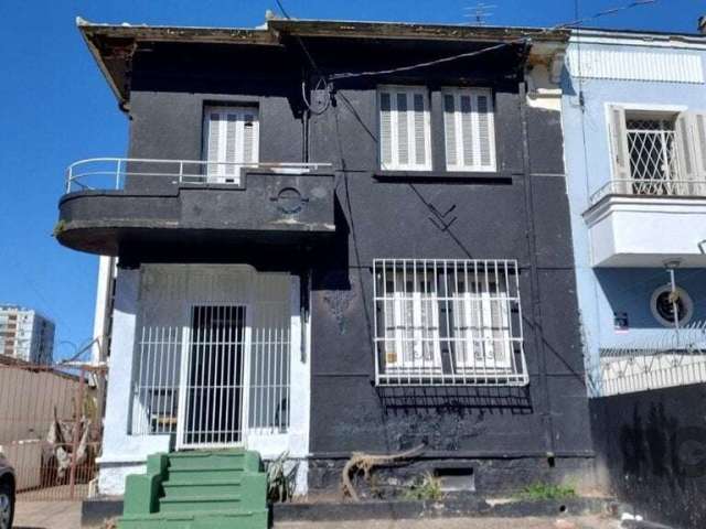 Situado em área nobre na divisas dos bairros Azenha e Farroupilha , próximo ao Centro de saúde Modelo., construção dos anos 70, muito bem alicerçada. Casa em alvenaria de 2 pavimentos, com várias peça