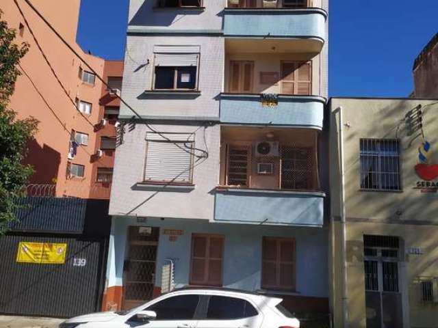 Apartamento com três dormitórios, living para dois ambientes, banheiro social e lavabo. De frente, ampla sacada e churrasqueira no apartamento. Ensolarado e arejado. Ótima localização no bairro, rua J