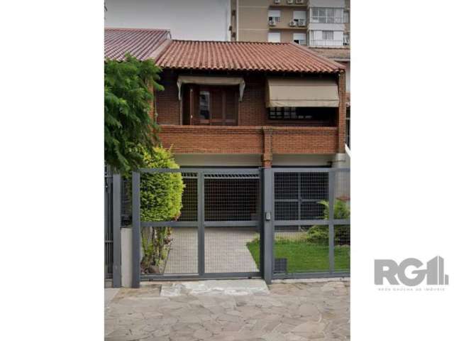 Esta encantadora casa em estilo sobrado é um verdadeiro achado para quem busca conforto e funcionalidade. Com um design moderno e bem distribuído, a residência possui dois dormitórios concluídos, ofer