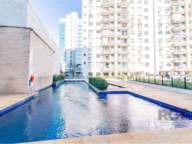 Vendo excepcional Apto com 62m² privados, 2 dormitórios, suíte, vaga, no bairro Santa Maria Goretti. Finamente mobiliado e decorado, apartamento com 62m² privativos, 2 dormitórios, suíte com armários 