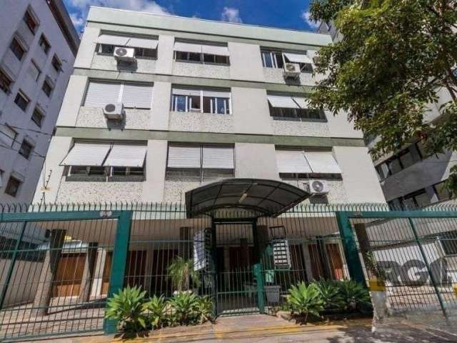 Apartamento com 03 dormitórios no miolo do bairro Menino Deus. Muito espaçoso com peças grandes, living para dois ambientes, lavabo, banheiro social amplo com armário conjugado ao box para guardar as 