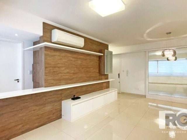 EXCLUSIVIDADE, apartamento com 79 m2 de 2 dormitórios com uma suíte. Apartamento semimobiliado, amplo living com armário e churrasqueira, cozinha completa, lavanderia fechada com acesso independente, 