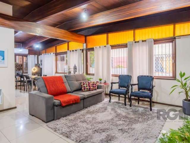 Excelente casa de 308m² com 04 dormitórios, sendo 01 suíte, banheiro social com fino acabamento em mármore Travertino, amplo living para 03 ambientes com lareira, hall de entrada, lavabo, cozinha espa