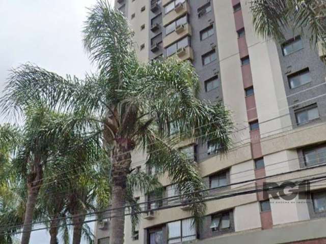 Lindo apartamento 3 quartos, sendo uma suíte, living com dois ambientes, semi mobiliado, cozinha americana, área de serviço, banheiros com ventilação direta. Andar alto , bem iluminado, duas vagas de 