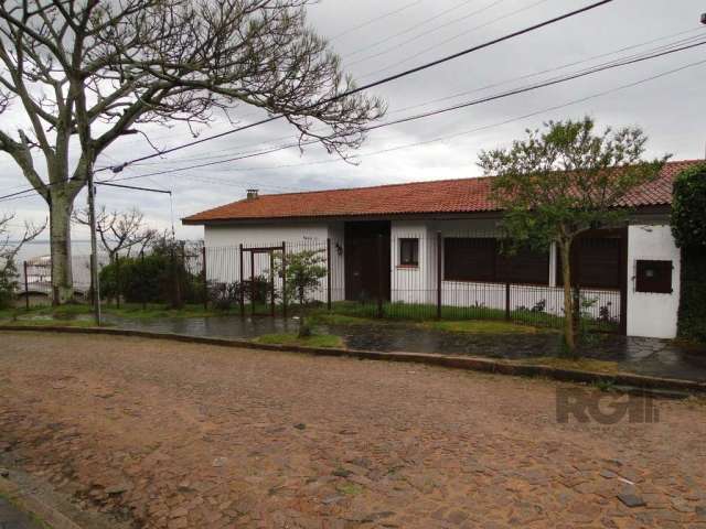 Descubra a casa dos seus sonhos na charmosa e desejada Vila Assunção! Esta excelente residência no alto da Vila Assunção oferece uma vista deslumbrante e inigualável do belo lago Guaíba, proporcionand