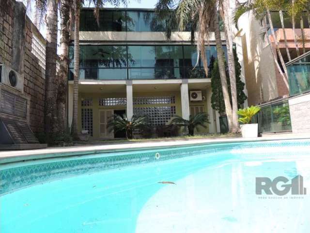 Casa incrível com gabinete, três suítes interligadas pela sacada, ampla área social com salão de festas com espaço gourmet e churrasqueira no nível da piscina. Amplo living e demais peças inclusive ja