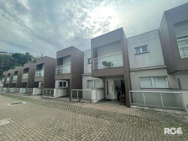 Casa com 3 suítes, sendo uma master com sacada e vista deslumbrante para o Guaíba, living estendido, 2 lavabos, área de serviço, despensa, dependência de empregada completa, cozinha, sala ampla com la