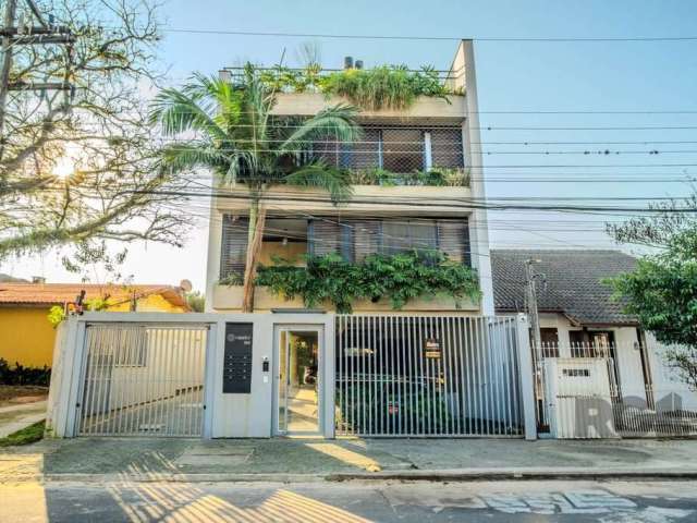 Apartamento garden de 3 dormitórios, suíte, novo, com 162,98m², sendo 55m² de sacada, no bairro Tristeza. Living 2 ambientes com amplo vão de janela proporcionando melhor ventilação . Cozinha american