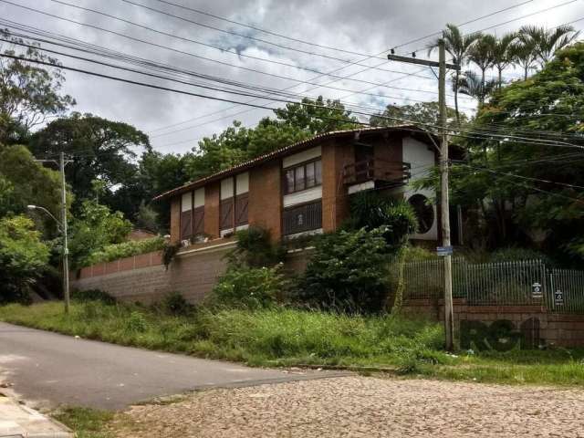 Terreno de esquina muito bem localizado, com 700m², bairro Santa Teresa . O terreno possui uma ampla casa com 300m² de área construída, mezanino e lareira, necessita de algumas reformas. Proprietário 