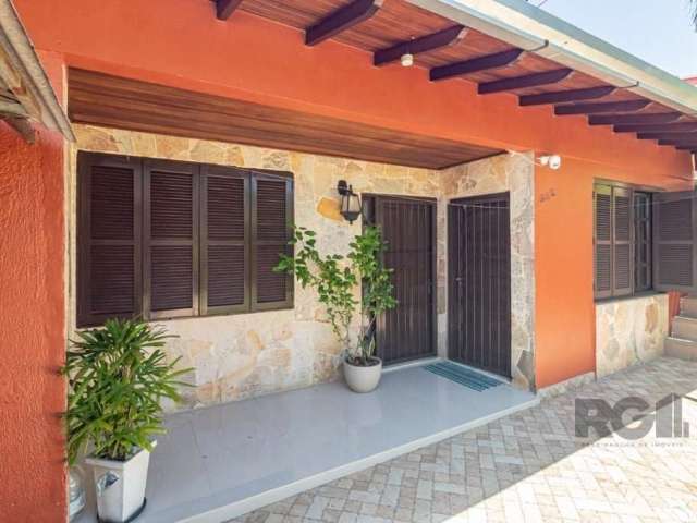 Vendo casa 3 dormitórios, 2 vagas, com piscina no Parque Santa Fé 180m² com lareira, churrasqueira, área gourmet, cozinha mobiliada, jardim, portão eletrônico, bem localizada ótima posição solar. Fina