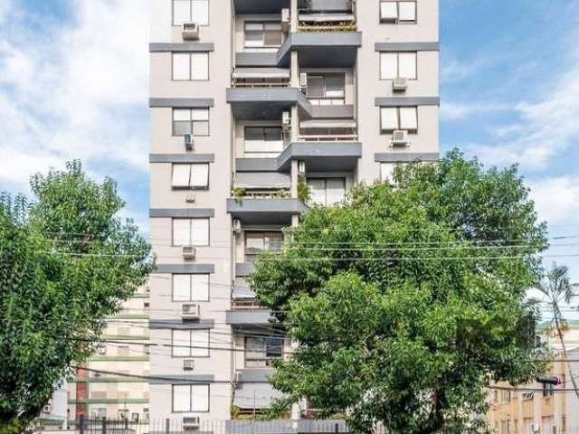 Vendo Apartamento semimobiliado de 72m², 2 dormitórios e 1 vaga de garagem no Petrópolis.&lt;BR&gt;Imóvel com living para 2 ambientes, cozinha fechada com área de serviço independente, dependência de 